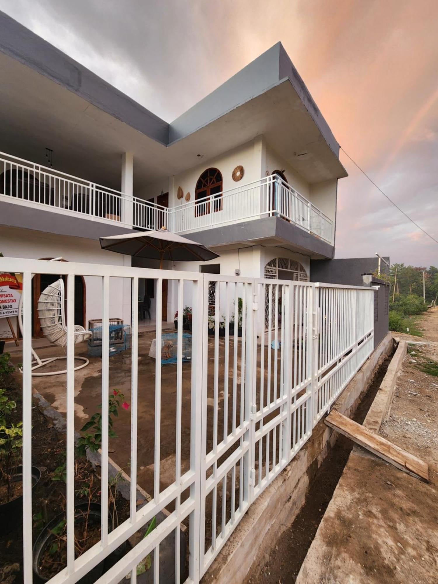 D'Flora Homestay Labuan Bajo Exteriör bild
