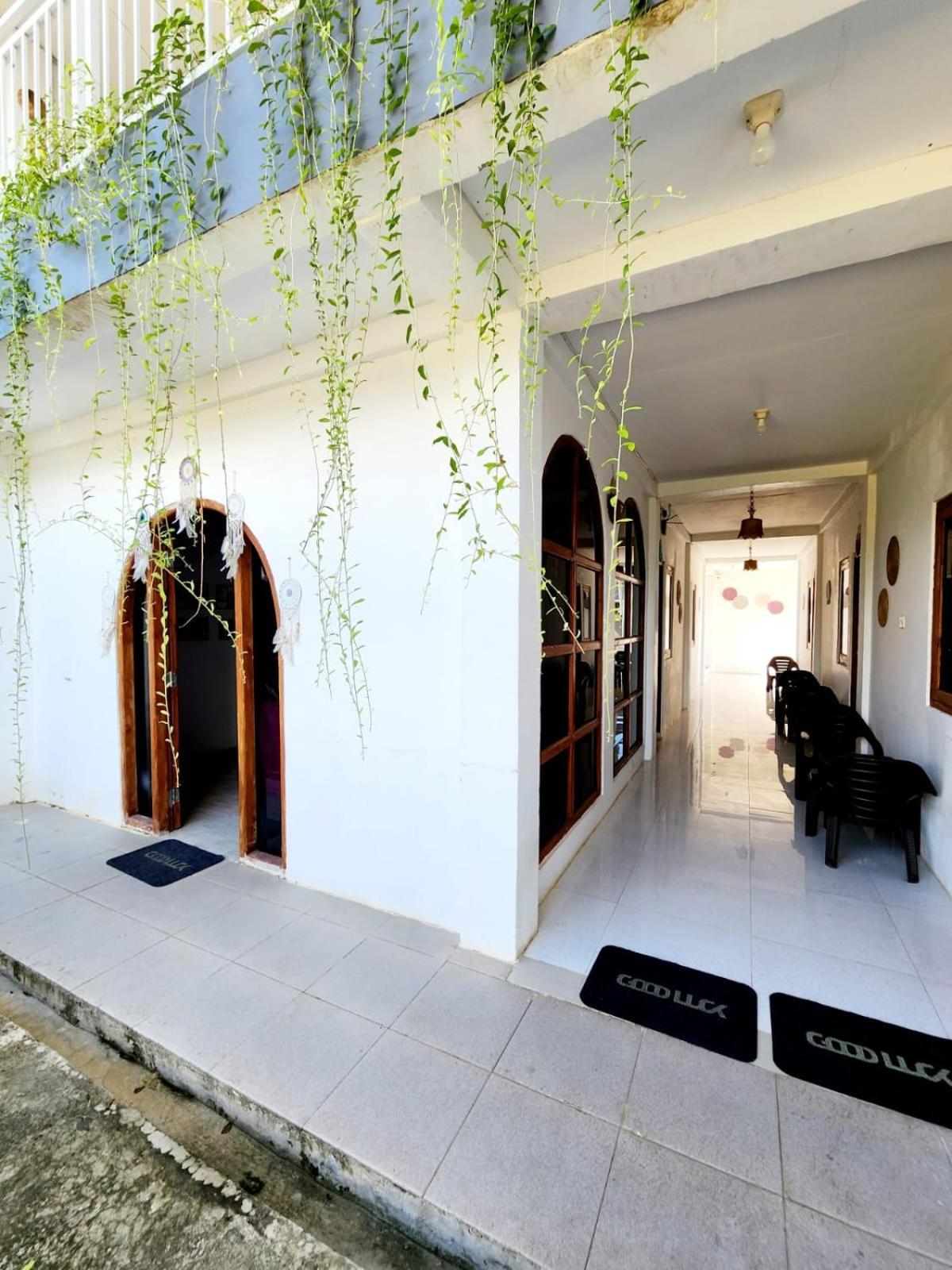 D'Flora Homestay Labuan Bajo Exteriör bild