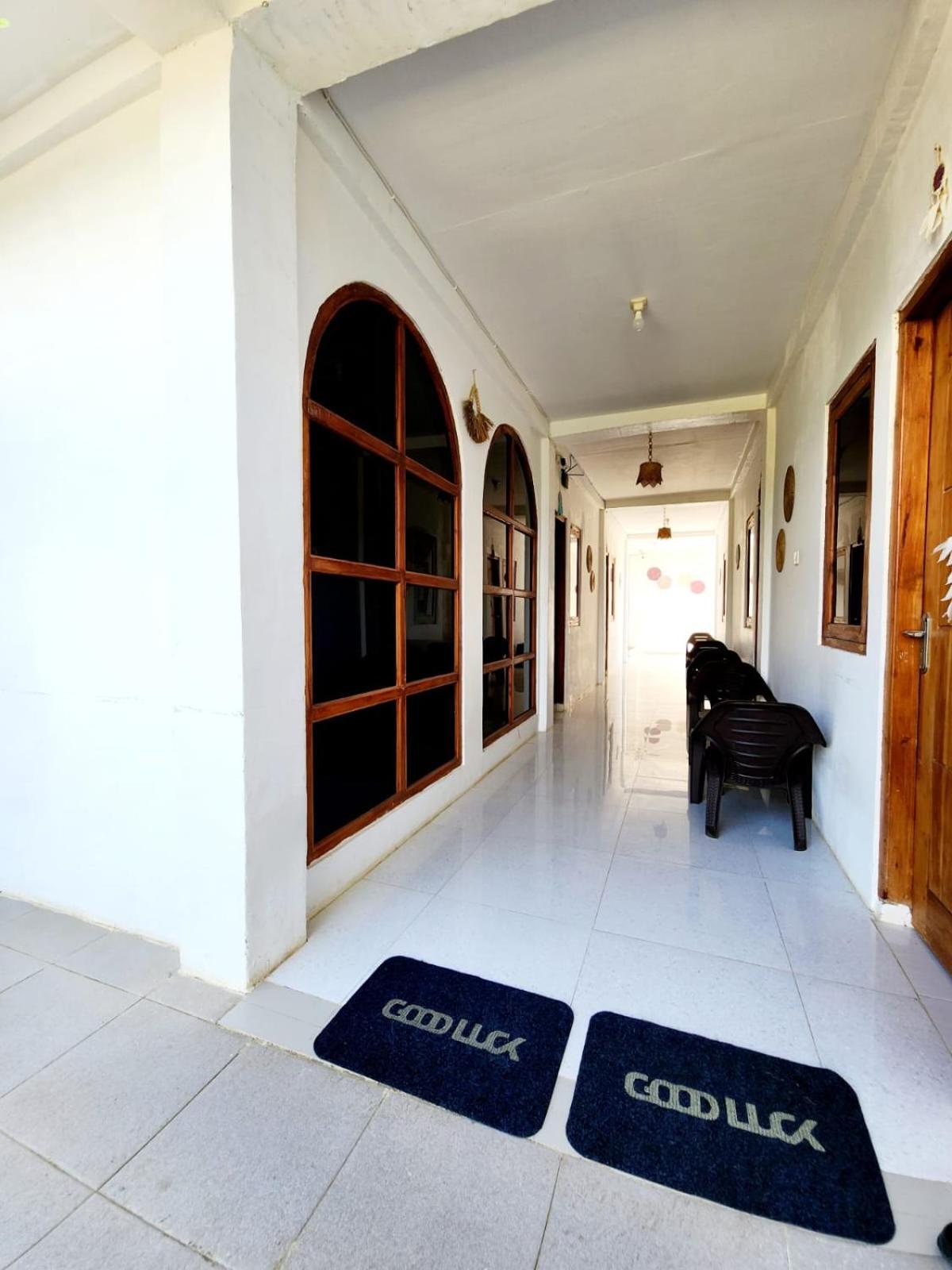 D'Flora Homestay Labuan Bajo Exteriör bild