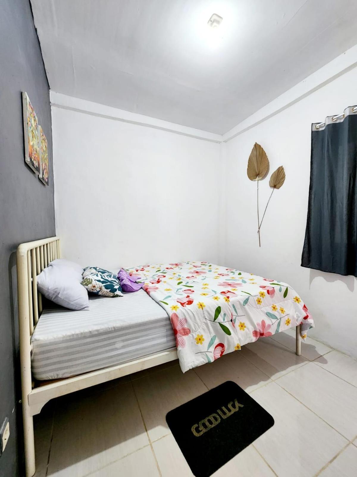 D'Flora Homestay Labuan Bajo Exteriör bild