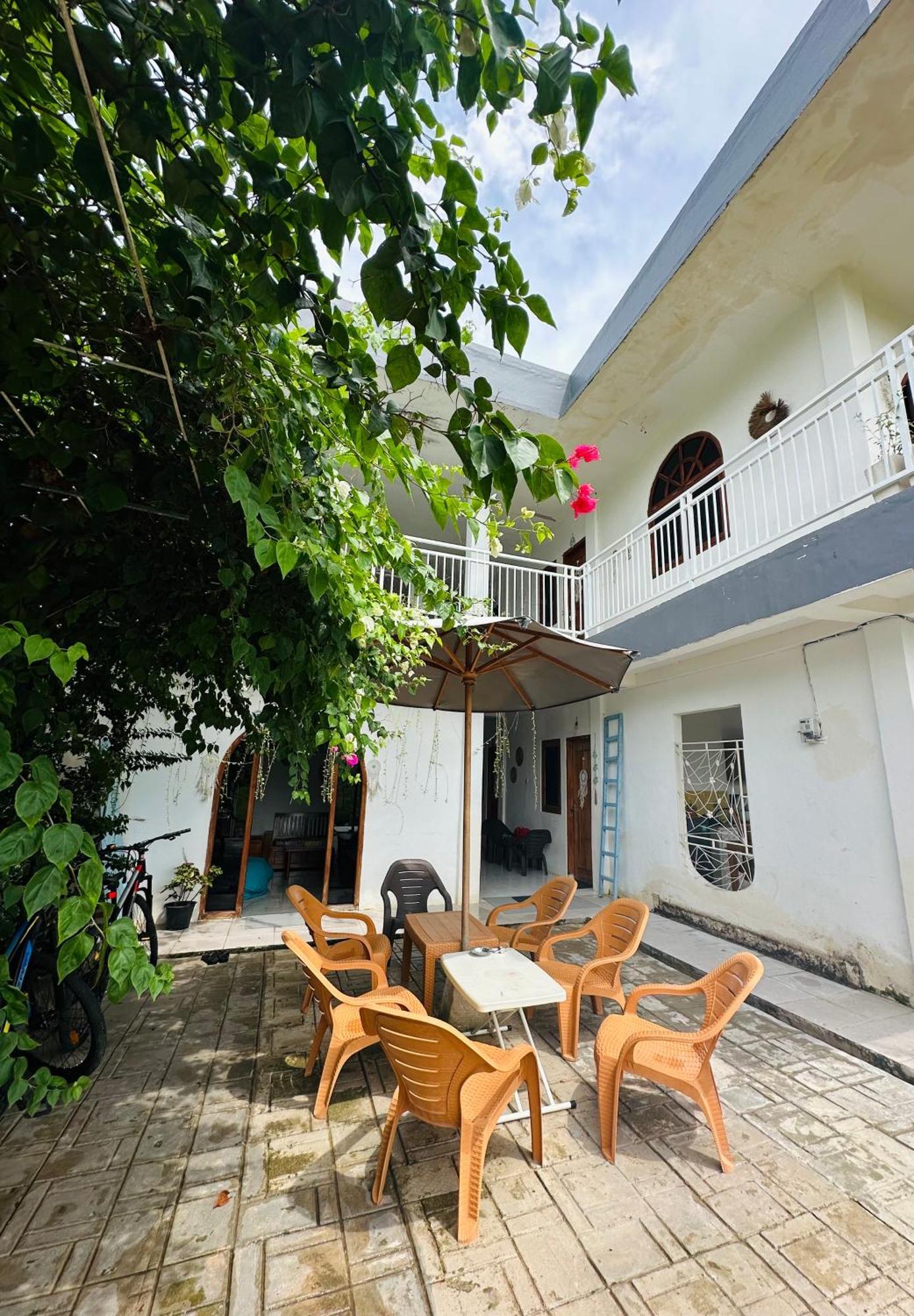 D'Flora Homestay Labuan Bajo Exteriör bild
