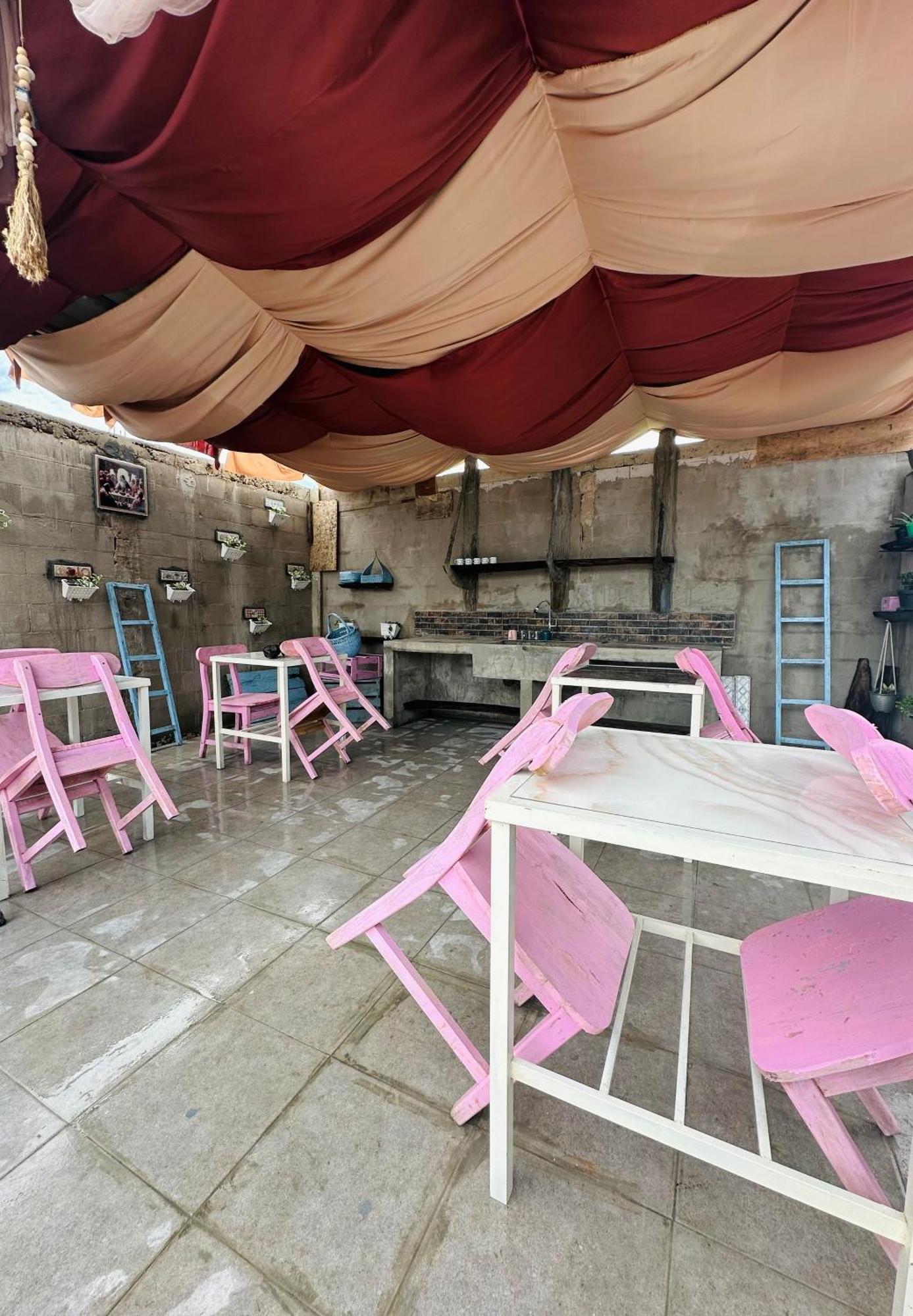 D'Flora Homestay Labuan Bajo Exteriör bild