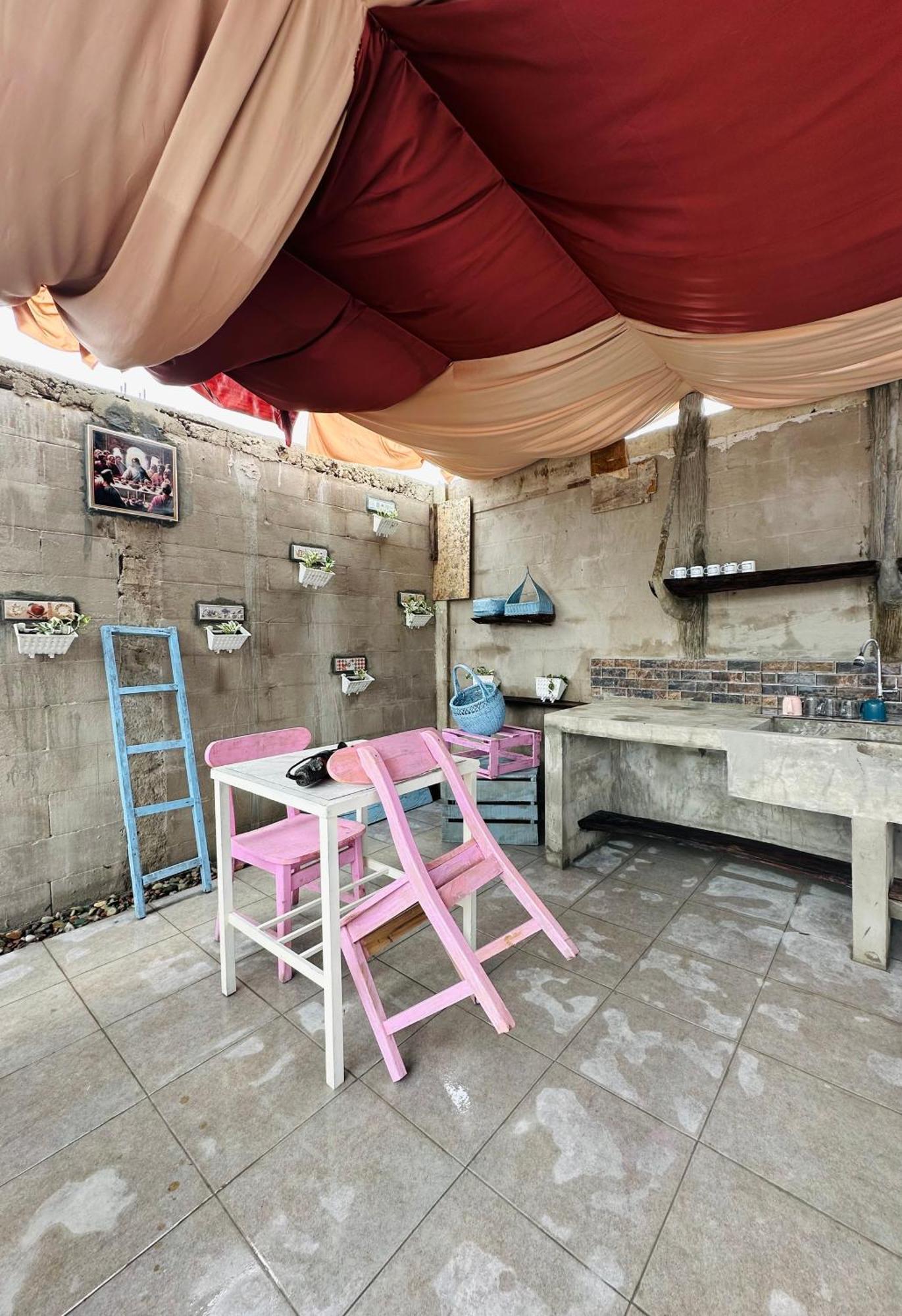 D'Flora Homestay Labuan Bajo Exteriör bild