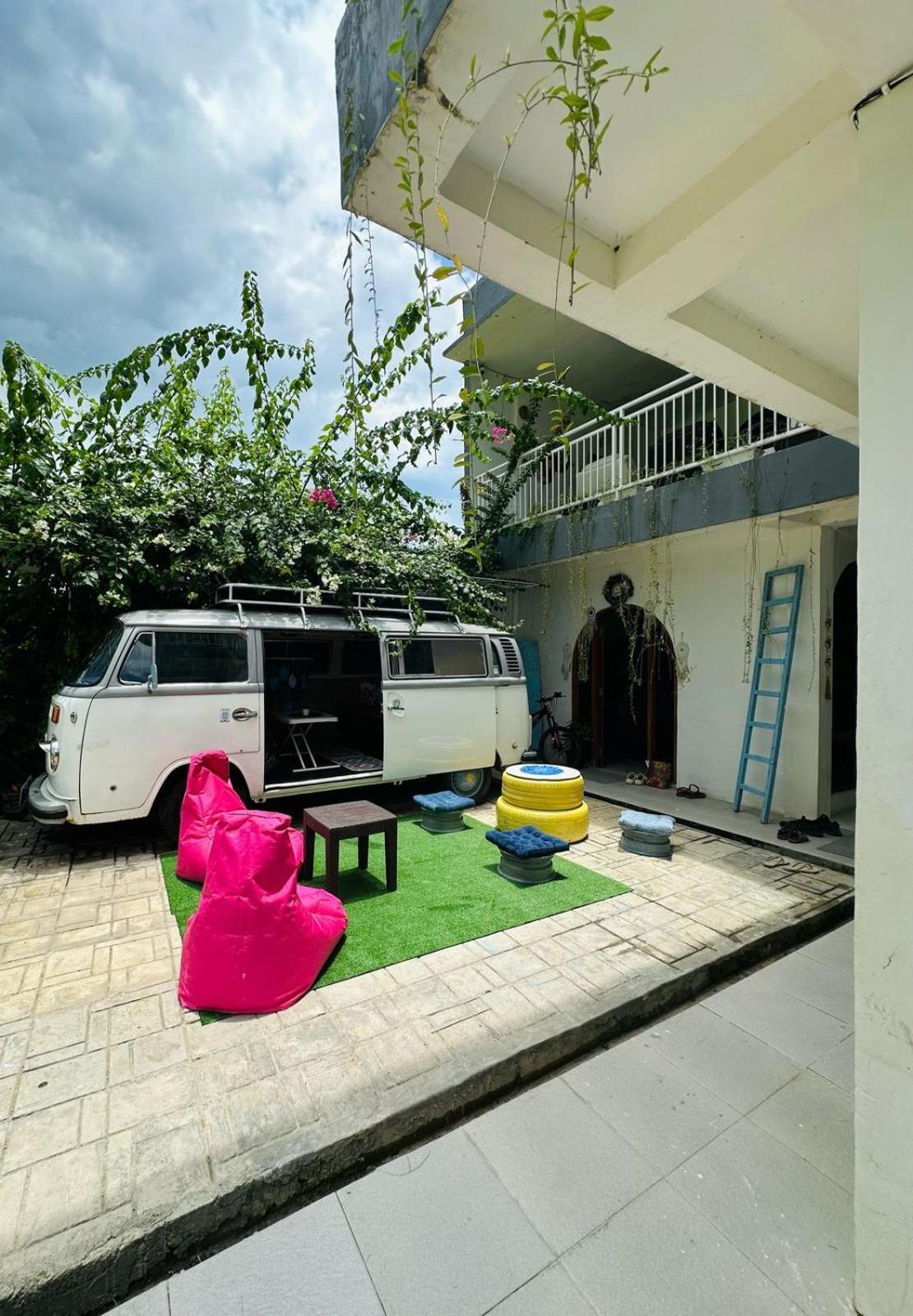 D'Flora Homestay Labuan Bajo Exteriör bild