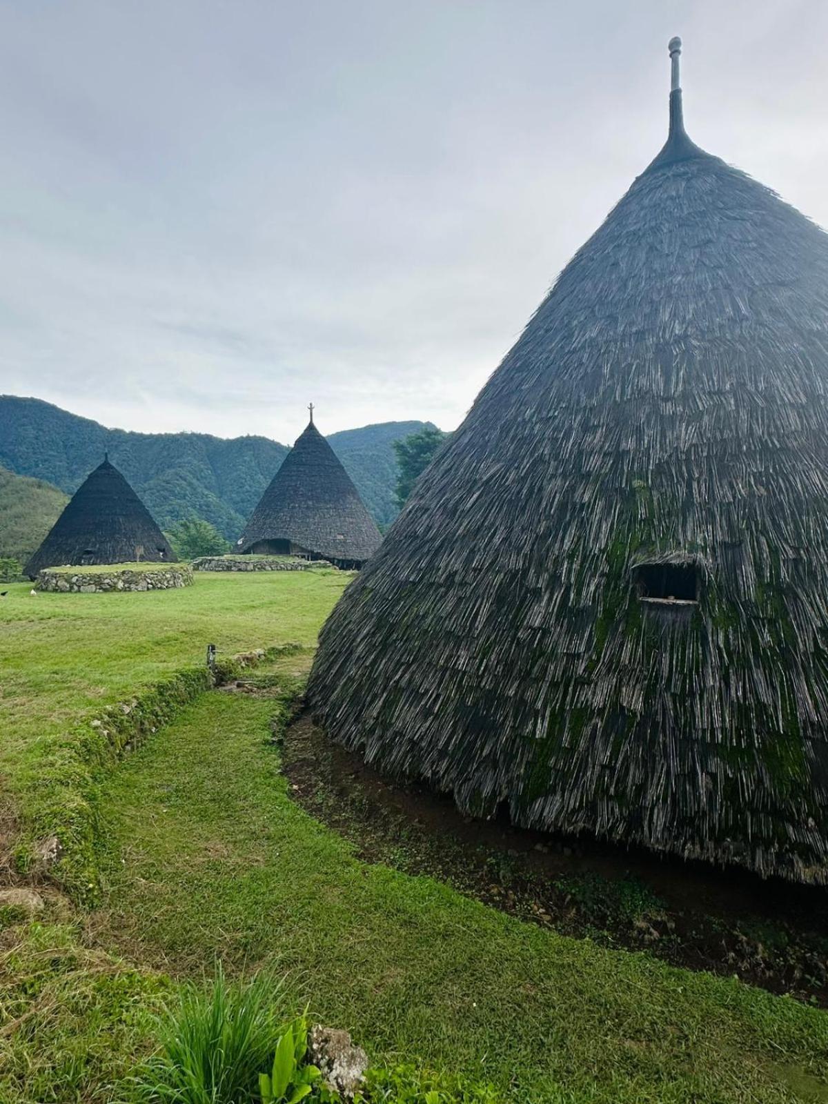 D'Flora Homestay Labuan Bajo Exteriör bild