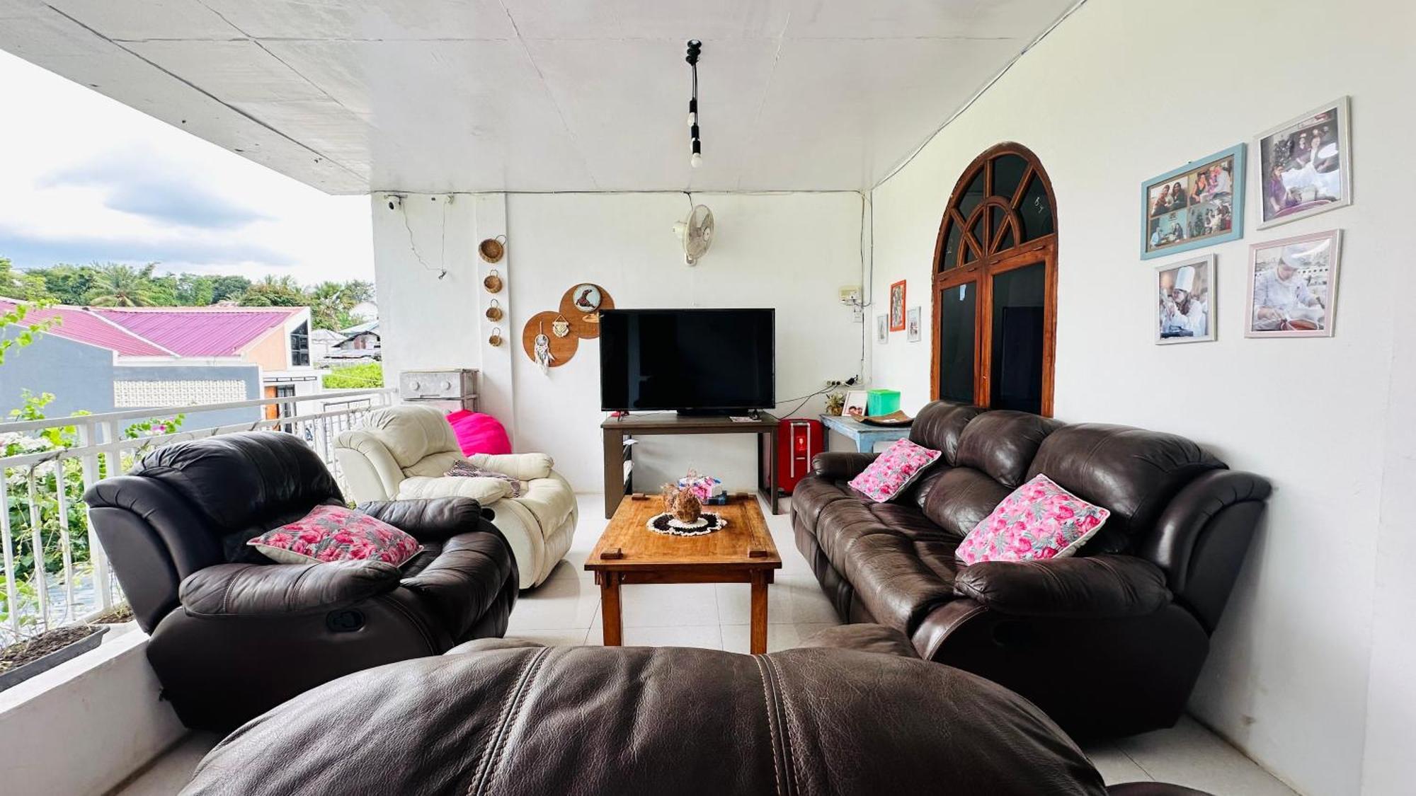 D'Flora Homestay Labuan Bajo Exteriör bild