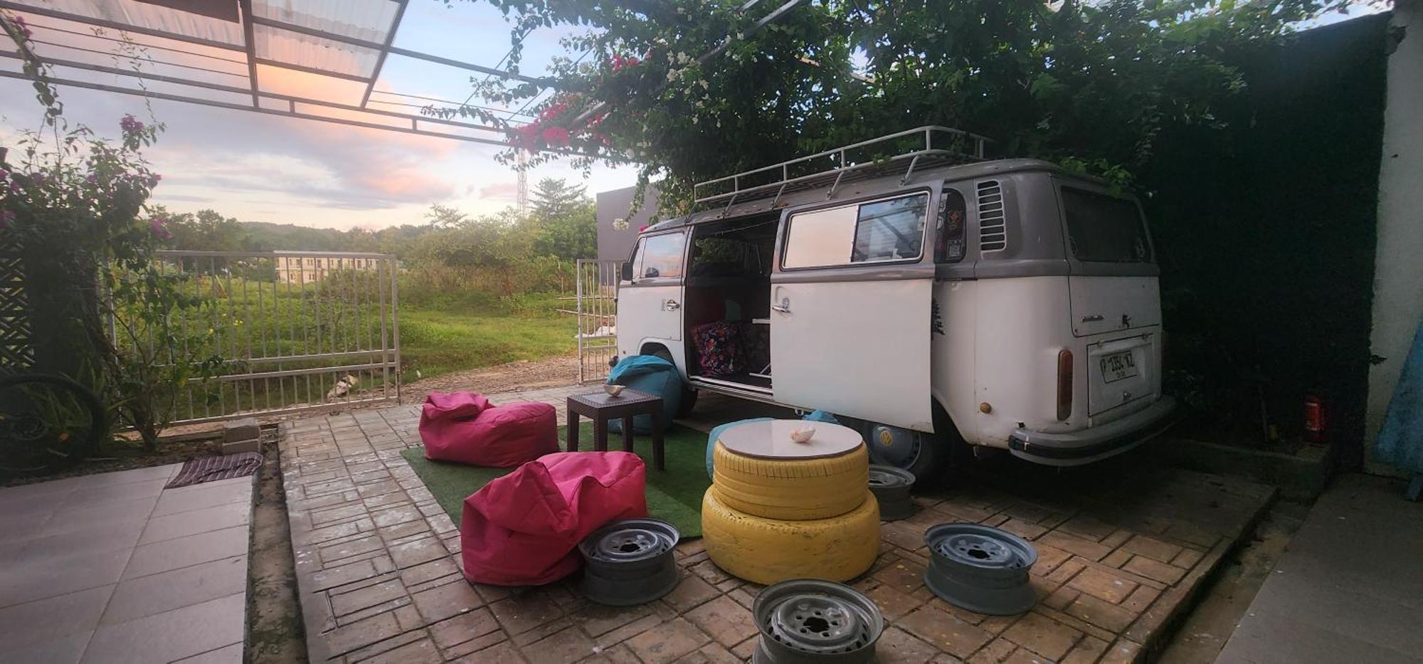 D'Flora Homestay Labuan Bajo Exteriör bild