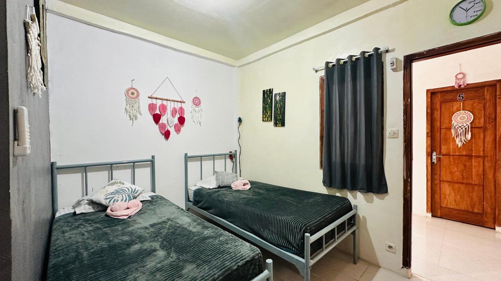 D'Flora Homestay Labuan Bajo Exteriör bild